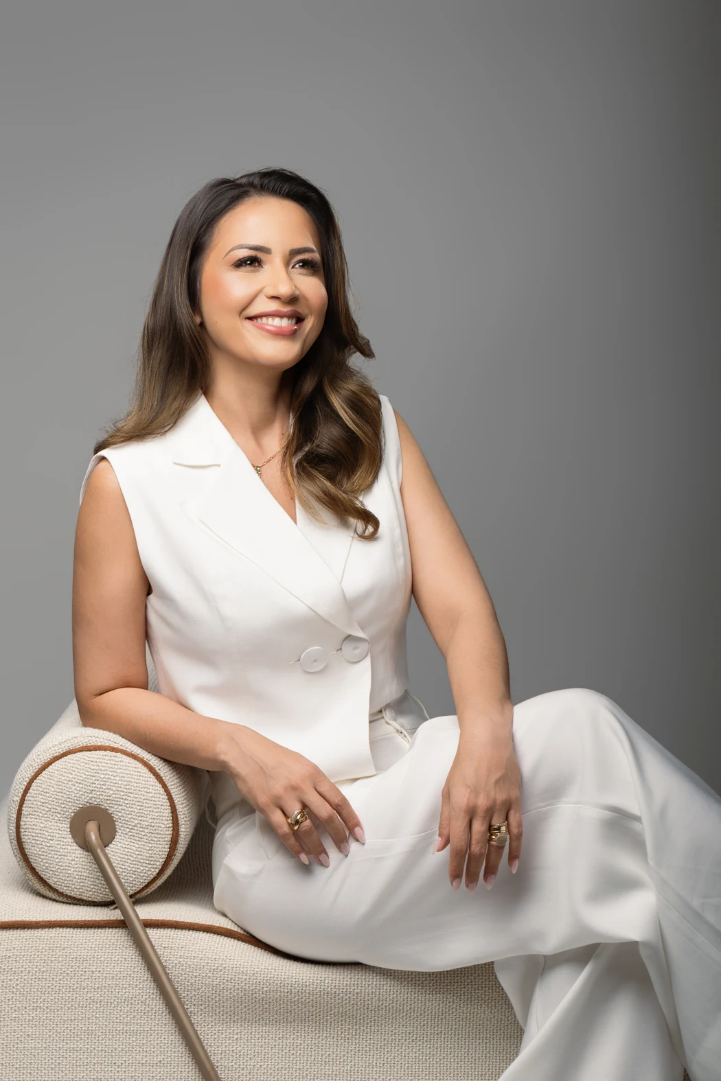 Dra. Patrícia Figueiredo em retrato profissional, vestindo branco